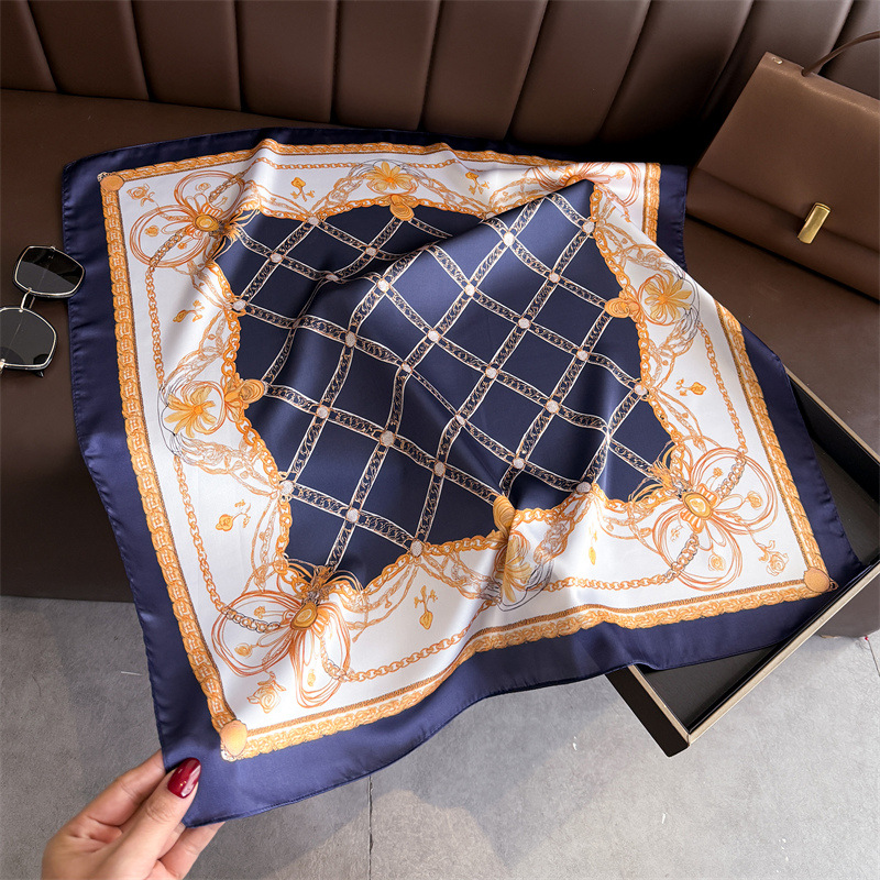 Blue Classic Chain Print Squar - Scarf Silk Square recension och pris